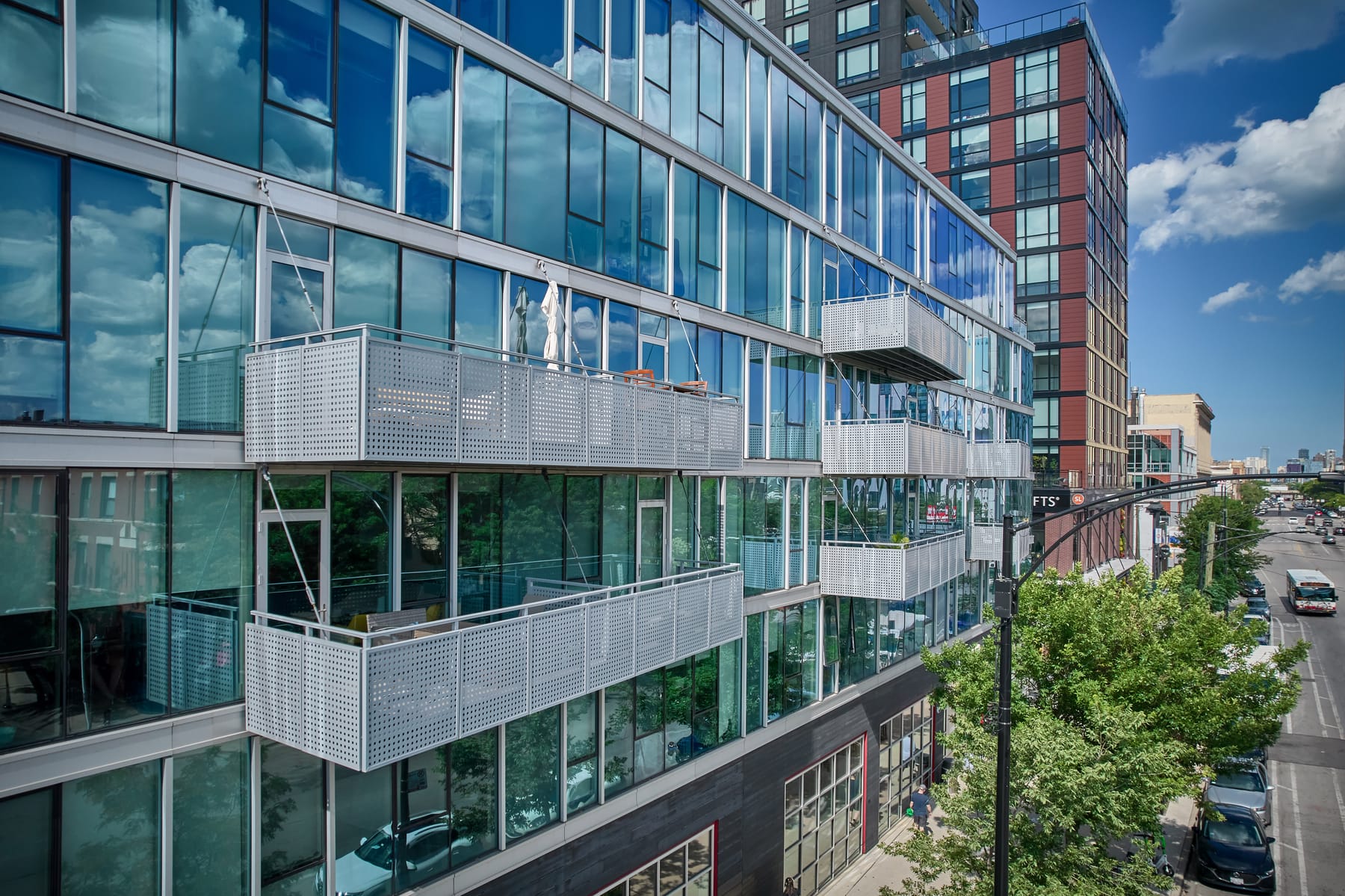 1664 W Division, image 2